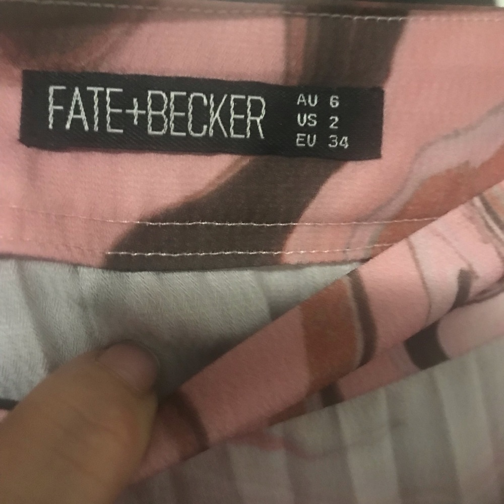 Fate and Becker Pleated MIDI Skirt - Picture 4 of 5